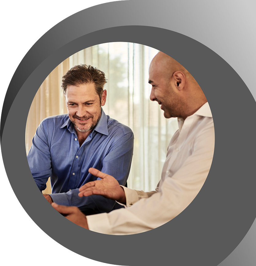 Consultor e cliente em uma reunião